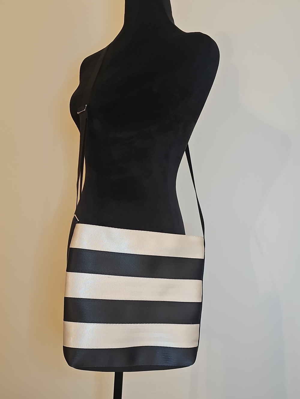 Harveys Original Seatbelt Bag Striped Streamline Crossbody – Black & White